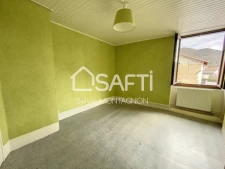 Sur les hauteur de Voiron, au calme, maison d'habitation en pierre avec 2 granges et terrain