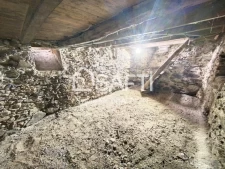 Sur les hauteur de Voiron, au calme, maison d'habitation en pierre avec 2 granges et terrain