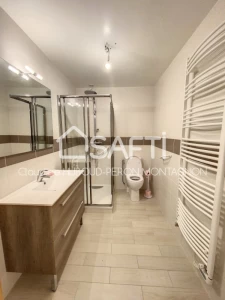 Centre-ville, maison de village en pierre de 107 m² avec grand garage aménageable, sans terrain.