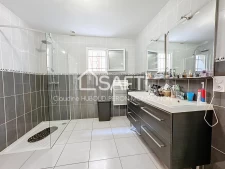 Villa récente de plain-pied en parfait état, 3 chambres, env...