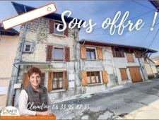 Centre-ville, maison de village en pierre de 107 m² avec grand garage aménageable, sans terrain.