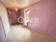 Sur les hauteur de Voiron, au calme, maison d'habitation en pierre avec 2 granges et terrain