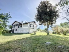 Rare, dans un cadre champêtre, sur 1660 m² de terrain, maison avec magnifique vue sur les montagnes