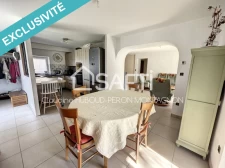 Maison en pisé, 4 chambres, entièrement rénovée avec combles aménageables.