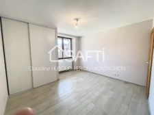 Centre-ville, maison de village en pierre de 107 m² avec grand garage aménageable, sans terrain.