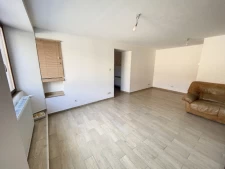 Centre-ville, maison de village en pierre de 107 m² avec grand garage aménageable, sans terrain.