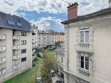 Aucun vis-à-vis, un charme rare et un vrai potentiel : votre futur appartement à Grenoble (2 pièces – 1 chambre)