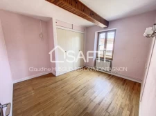 Centre-ville, maison de village en pierre de 107 m² avec grand garage aménageable, sans terrain.