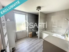 Maison en pisé, 4 chambres, entièrement rénovée avec combles aménageables.