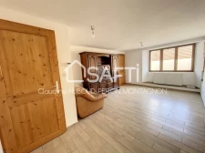 Centre-ville, maison de village en pierre de 107 m² avec grand garage aménageable, sans terrain.