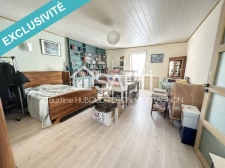 Maison en pisé, 4 chambres, entièrement rénovée avec combles aménageables.