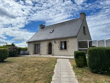Maison bretonne typique à Le Leslay (Côtes-d'Armor)