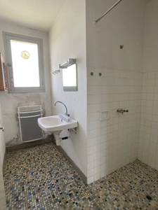 Maison des années 60 à rénover   Fort potentiel en plein cen