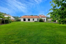Grand plain pied dans un environnement paisible et résidenti