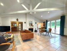 MAISON CONTEMPORAINE DANS LE BOURG