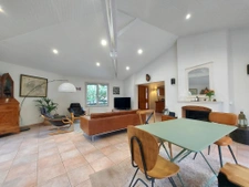 MAISON CONTEMPORAINE DANS LE BOURG