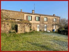 Longere 160m2 sur 3300m2 avec travaux + dependances