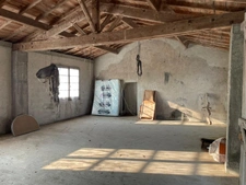 Longere 160m2 sur 3300m2 avec travaux + dependances