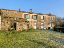 Longere 160m2 sur 3300m2 avec travaux + dependances