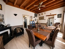 Élégante demeure de caractère aux volumes généreux, avec piscine et cinq suites, au coeur d'un environnement préservé