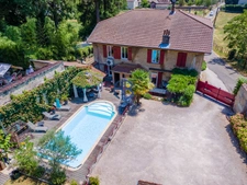 Élégante demeure de caractère aux volumes généreux, avec piscine et cinq suites, au coeur d'un environnement préservé