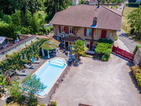 Élégante demeure de caractère aux volumes généreux, avec piscine et cinq suites, au coeur d'un environnement préservé