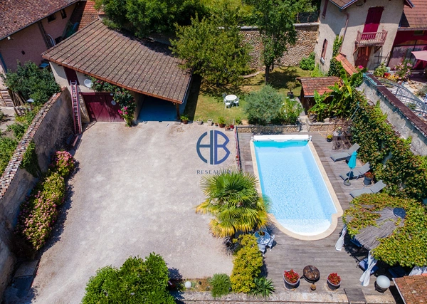 Élégante demeure de caractère aux volumes généreux, avec piscine et cinq suites, au coeur d'un environnement préservé