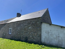 Longère en pierre avec dépendances sur 9500 m2, aux portes d