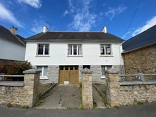 GUINGAMP - MAISON SITUEE  A PROXIMITE DES ECOLES ET DES COMM