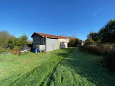 PLOUFRAGAN - BEAU TERRAIN AVEC HANGAR SITUE A LA CAMPAGNE !