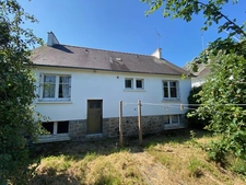 GUINGAMP - MAISON SITUEE  A PROXIMITE DES ECOLES ET DES COMM