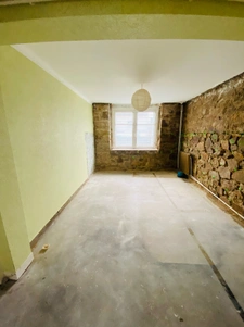 GUINGAMP - MAISON SITUEE  A PROXIMITE DES ECOLES ET DES COMM