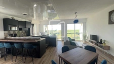 Superbe appartement refait a neuf , face a l'océan et a deux 3