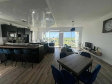 Superbe appartement refait a neuf , face a l'océan et a deux 12