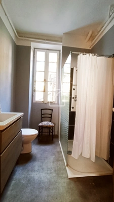 Deux maisons (une louée) et dépendances. 14