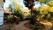Deux maisons (une louée) et dépendances. 2