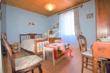 Maison de village avec commerces 8