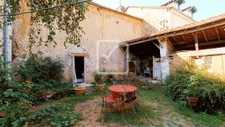Deux maisons (une louée) et dépendances. 18