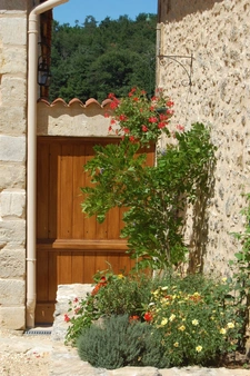 charmante maison en pierres avec dépendances dans un environ 20