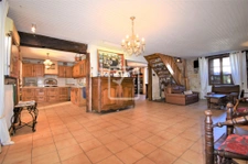 Maison de village avec commerces 9