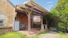 maison en pierres avec dépendances et terrain clos. 2