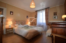 Maison de village avec commerces 11