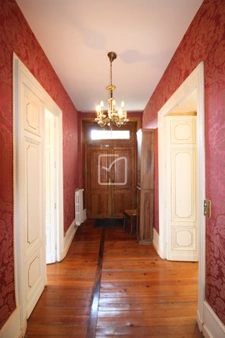 Propriété ancienne en cours fermée. 8