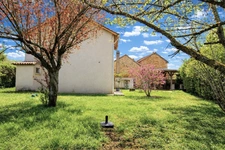 maison en pierres avec dépendances et terrain clos. 3