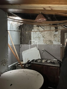 Maison mitoyenne à rénover entièrement dans le centre du Lon 4