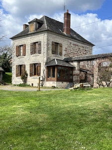 A Vendre belle Propriété comprenant 2 maisons et Dépendances 4