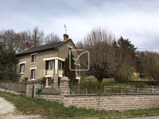 Belle maison en pierres couverte en ardoises sur terrain de  1