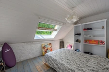 Corps de ferme avec parc et piscine.