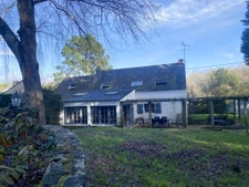 Corps de ferme avec parc et piscine.