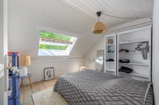 Corps de ferme avec parc et piscine.